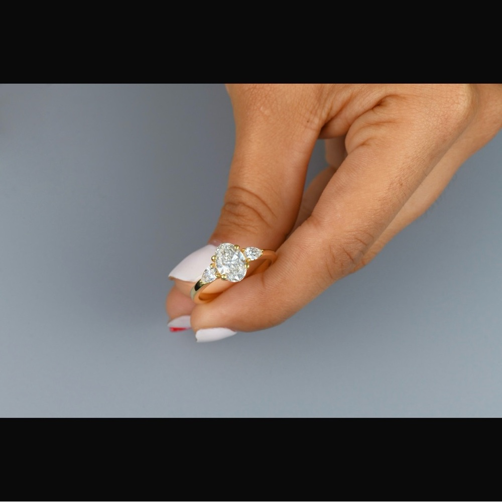 Elegant Gold Diamond Ring - Picture 3 of 3